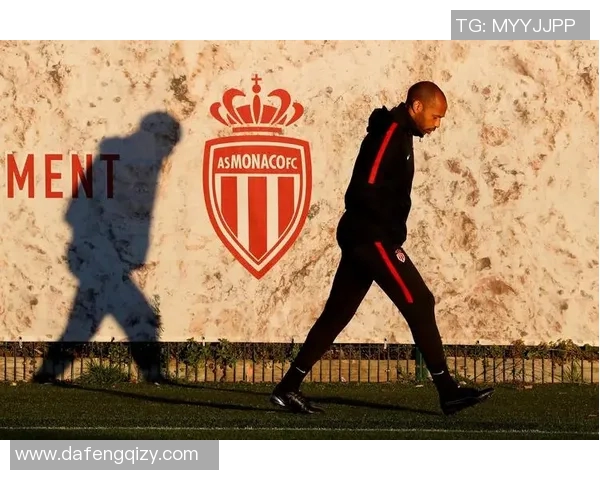 足球巨星亨利时尚西装街拍展现独特魅力与风格